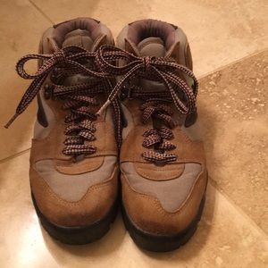 Women’s hiking boots size 8